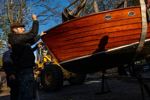 Estocolmo Suecia Miembros Club Botes Ayudando Levantar Los Barcos Los — Foto de Stock
