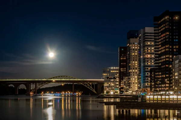 Стокгольм Швеція Ліліхольмскажен Район Вночі Повним Місяцем — стокове фото