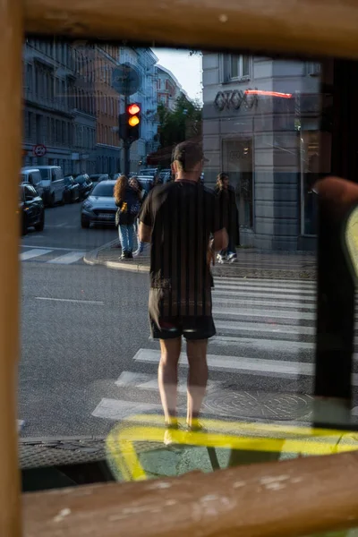 Copenhague Dinamarca Pessoas Rua Refletidas Uma Janela — Fotografia de Stock