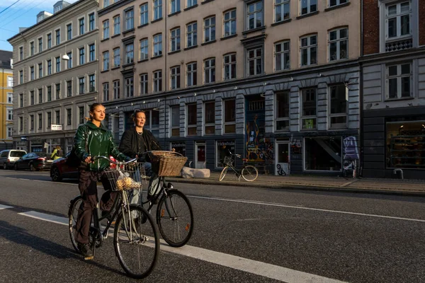 Kodaň Dánsko Ženy Cyklistky Istegade Centru — Stock fotografie