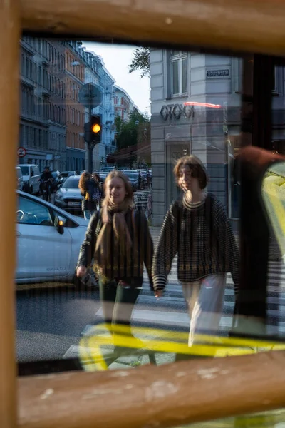Kodaň Dánsko Lidé Ulici Odráželi Okně — Stock fotografie