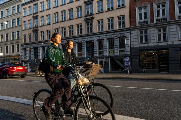 Копенгаген Дания Женщины Велосипедисты Истегаде Центре Города — стоковое фото