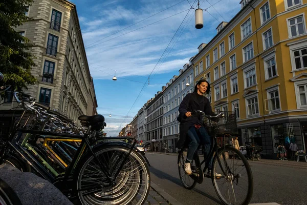 Копенгаген Дания Женщины Велосипедисты Истегаде Центре Города — стоковое фото