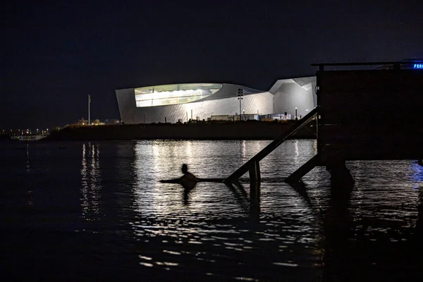 Kopenhagen Dänemark Eine Person Badet Der Morgendlichen Dunkelheit Öresund Vor — Stockfoto