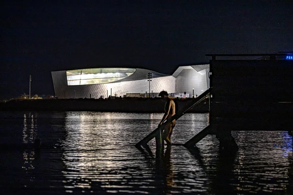 Kopenhagen Dänemark Eine Person Badet Der Morgendlichen Dunkelheit Öresund Vor — Stockfoto