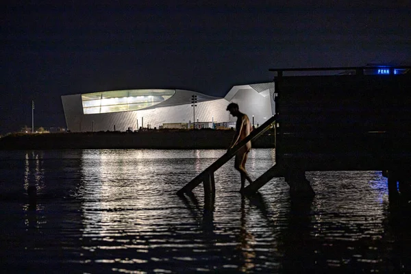 Kopenhagen Dänemark Eine Person Badet Der Morgendlichen Dunkelheit Öresund Vor — Stockfoto