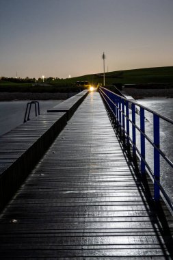 Kopenhag, Danimarka Öresund 'daki Kastrup Deniz Hamamı' na giden sahil yolu..