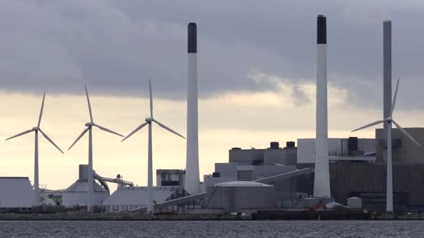 Kopenhag Sveç Rüzgar Türbinleri Reffen Sanayi Adası Yakınlarında Esiyor — Stok video