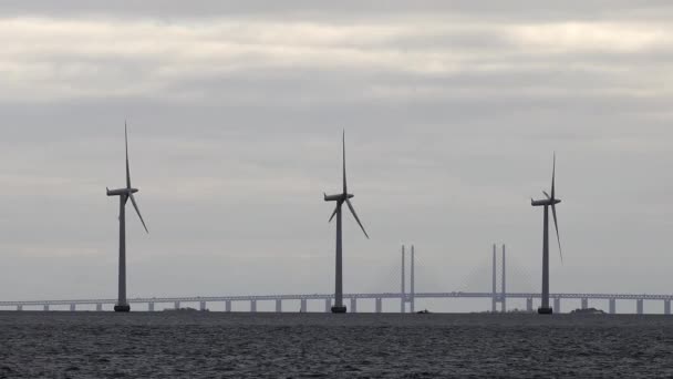 Kopenhag Danimarka Rüzgar Türbinleri Sveç Öresund Köprüsü Manzaralı — Stok video