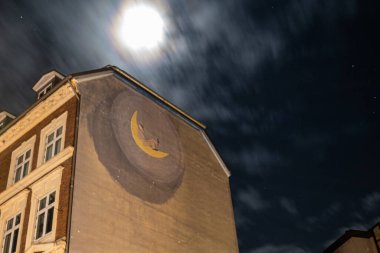 Kopenhag, Danimarka Bir ay ve bir ay gece kabarıklığı Vesterbro bölgesinde birbirini tamamlar.