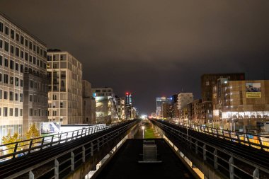 Kopenhag, Danimarka 17 Ekim 2022 Şehrin orestad bölgesindeki Yükseltilmiş Metro rayları.