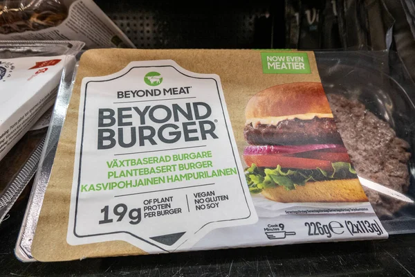 Kopenhag, Danimarka Bir marketin rafında bir paket Beyond Vejetaryen Burger.
