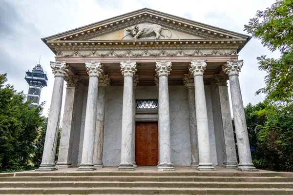 Kopenhag, Danimarka 17 Ekim 2022 Frederiksberg Parkı 'ndaki Apis Tapınağı.