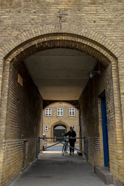 Copenhague Dinamarca Uma Ciclista Caminha Bicicleta Através Estreito Arco Passagem — Fotografia de Stock