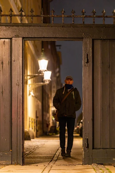 Kopenhag Danimarka Bir Adam Geceleri Hıristiyanhavn Bölgesinde Küçük Bir Sokakta — Stok fotoğraf