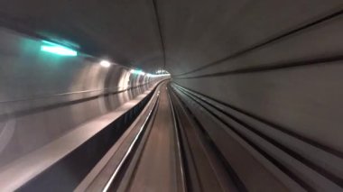Kopenhag, Danimarka Tünelde sessiz ve sürücüsüz bir metro treni. 