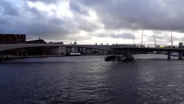 Kopenhagen Denemarken Een Elektrische Passagiersveerboot Arriveert Bij Halte Nyhavn — Stockvideo
