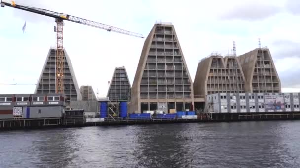 コペンハーゲン デンマークダウンタウンと新しい水辺の高級住宅建設の水の景色 — ストック動画