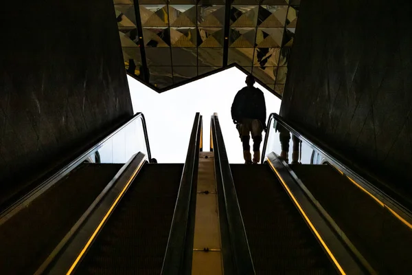 코펜하겐 지하철의 에스컬레이터 덴마크 승객들 — 스톡 사진