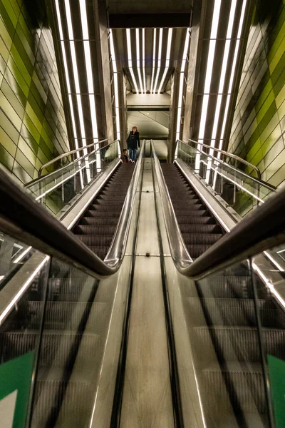 Kopenhag Danimarka Yolcuları Kopenhag Metro Sisteminde Bir Bilet Kontrolörü Tarafından — Stok fotoğraf