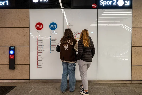 Kopenhagen Denemarken Twee Jonge Meisjes Kijken Naar Een Metrokaart Het — Stockfoto