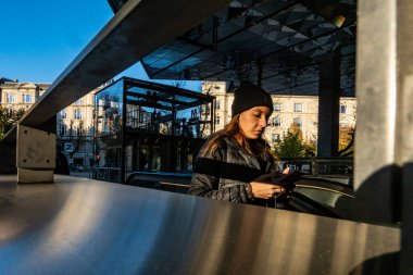 Kopenhag, Danimarka Frederiksberg Alle metro istasyonundaki metro istasyonuna yürüyen merdivende bir kadın..