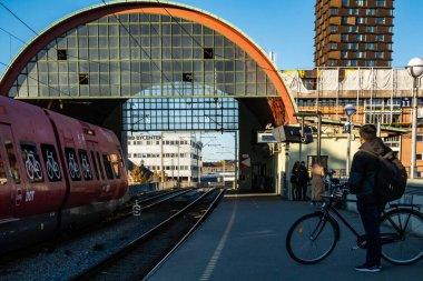 Kopenhag, Danimarka Norrebro istasyonundaki banliyö treni için platformdaki insanlar.