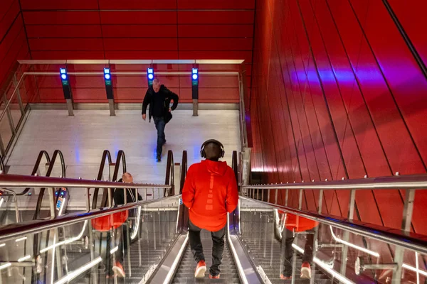 Kopenhagen Denemarken Een Man Met Oortjes Een Rode Jas Komt — Stockfoto