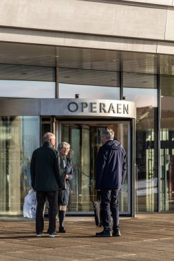 Kopenhag, Danimarka Büyükleri Kraliyet Opera Binası önünde sohbet ediyorlar..