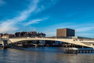 Kopenhag, Danimarka Limandaki ünlü Inderhavnsbroen siklet köprüsü.