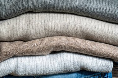 Kopenhag, Danimarka Ütülenmiş ve katlanmış bir kazak yığını.