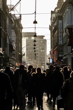 Kopenhag, Danimarkalı Alışverişçiler ünlü Stroget alışveriş caddesinde.