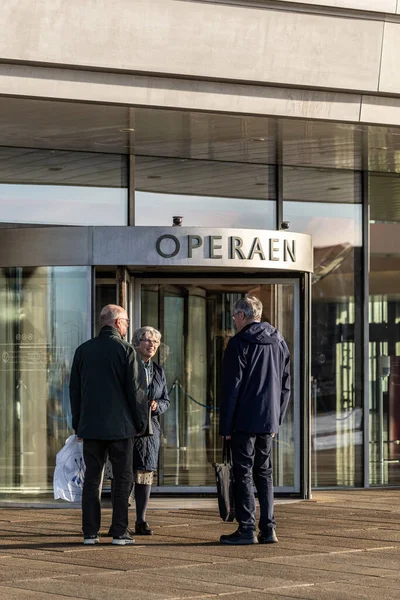 Kopenhag Danimarka Büyükleri Kraliyet Opera Binası Önünde Sohbet Ediyorlar — Stok fotoğraf