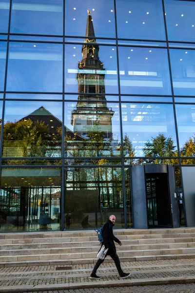 Kopenhag Danimarka Hıristiyan Kilisesi Nin Yanından Bir Adam Geçiyor — Stok fotoğraf