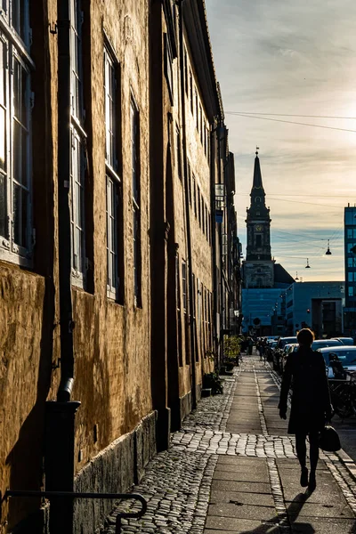 Копенгаген Дания Женщина Идущая Районе Кристиансхавн — стоковое фото