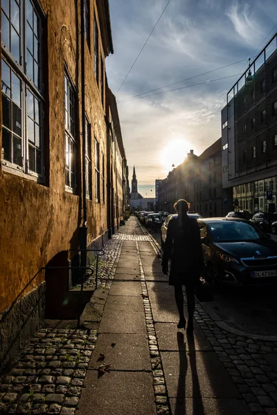 Copenhague Dinamarca Uma Mulher Caminhando Distrito Christianshavn — Fotografia de Stock