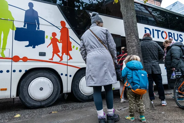 Copenaghen Danimarca Una Donna Bambino Aspettano Fila Salire Autobus Escursione — Foto Stock