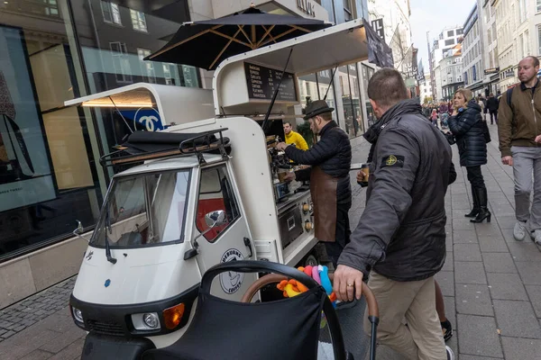 Kopenhagen Denemarken Mensen Bij Een Kleine Koffiewagen Aan Stroget Winkelstraat — Stockfoto