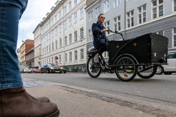 Kopenhaga Dania Mężczyzna Rowerze Towarowym Jedzie Dół Store Kungensgade Buty — Zdjęcie stockowe