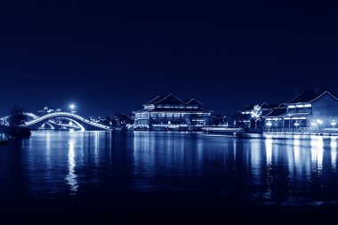 mimari peyzaj, gece bir parkta