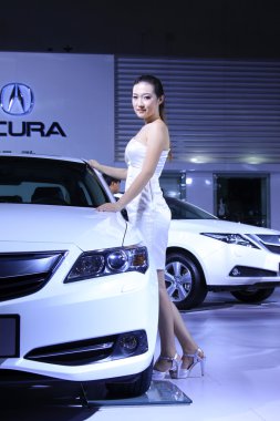 lüks arabalar ve tangshan, sergilenen güzel kadın modeli c