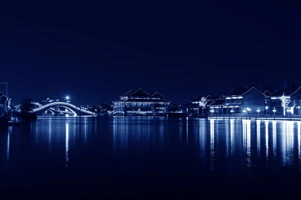 夜の公園での建築風景 — ストック写真