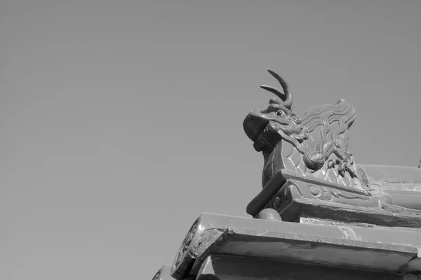 Het oude gebouw dakranden in de Oost-koninklijke graftombes van de qin — Stockfoto