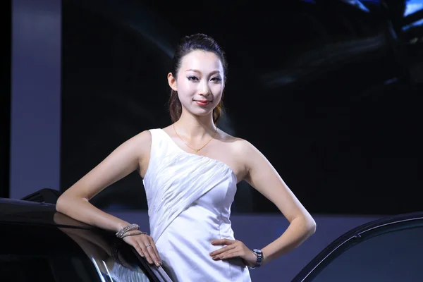 Beautiful female model in a car exhibition, China — Stock Photo, Image