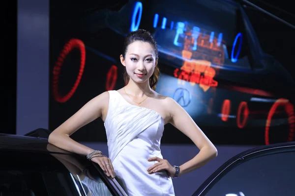車の展示会、中国で美しい女性モデル — ストック写真
