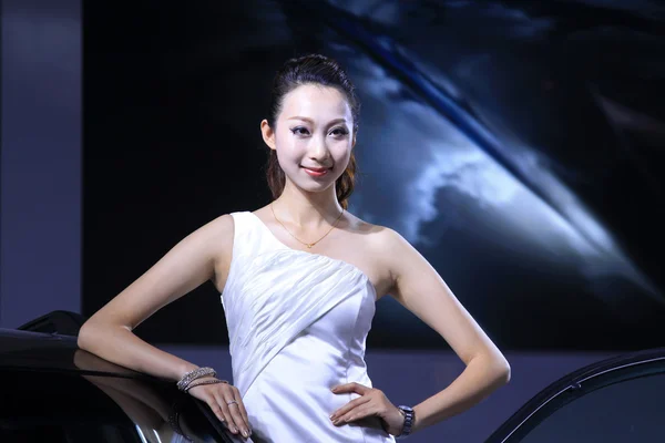 Modelo feminino bonito em uma exposição de carro, China — Fotografia de Stock