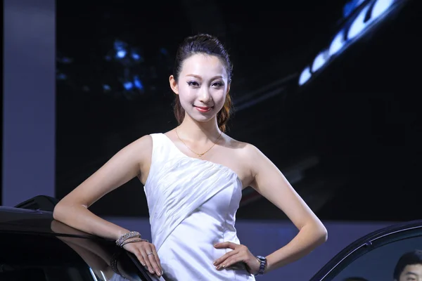 Beautiful female model in a car exhibition, China — Zdjęcie stockowe