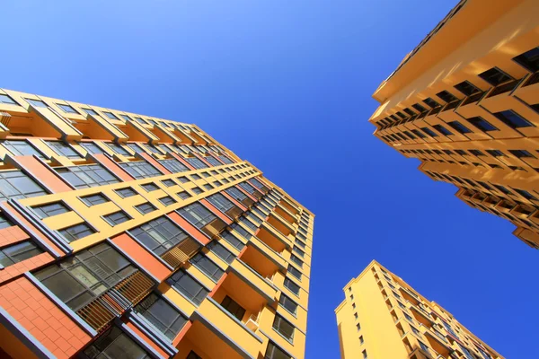 Onvoltooide kleur gebouw, onder de hemel blu — Stockfoto