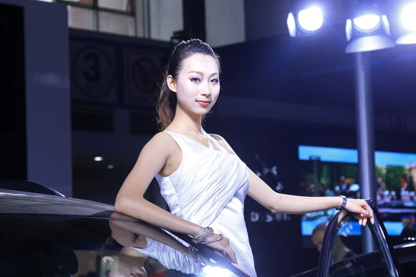 Beautiful female model in a car exhibition, China — Zdjęcie stockowe