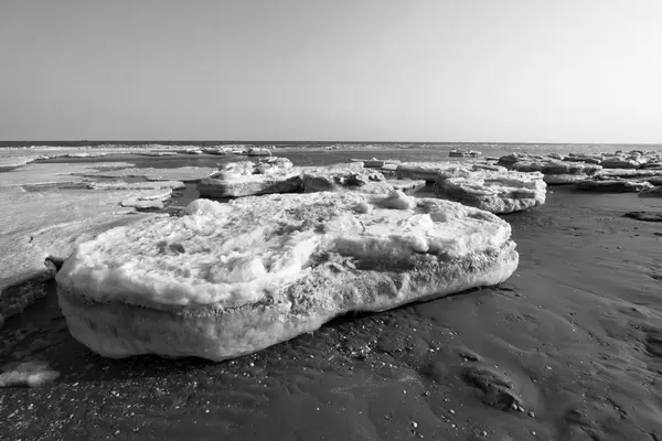 海岸残冰自然风光 — 图库照片